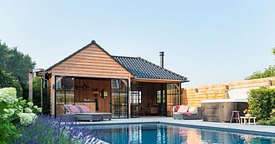 Wellnesstuin door Bos Zwembaden chic gardens belgisch magazine voor outdoor living en outdoor design zwembad don hoveniers exclusieve tuinen luxe wellness zwembad aanleg sauna buitendouche info tips tuininspiratie tuinarchitectuur tuininrichting lifestyle buitenmeubelen