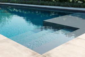 Wellnesstuin door Bos Zwembaden chic gardens belgisch magazine voor outdoor living en outdoor design zwembad don hoveniers exclusieve tuinen luxe wellness zwembad aanleg sauna buitendouche info tips tuininspiratie tuinarchitectuur tuininrichting lifestyle buitenmeubelen