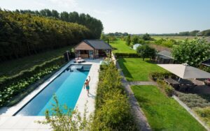 Wellnesstuin door Bos Zwembaden chic gardens belgisch magazine voor outdoor living en outdoor design zwembad don hoveniers exclusieve tuinen luxe wellness zwembad aanleg sauna buitendouche info tips tuininspiratie tuinarchitectuur tuininrichting lifestyle buitenmeubelen