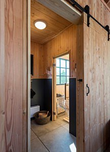 Wellnesstuin door Bos Zwembaden chic gardens belgisch magazine voor outdoor living en outdoor design zwembad don hoveniers exclusieve tuinen luxe wellness zwembad aanleg sauna buitendouche info tips tuininspiratie tuinarchitectuur tuininrichting lifestyle buitenmeubelen