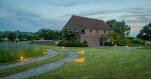 Tuin van en door tuinaannemer Stijn Phlypo chic gardens magazine voor outdoor living tuinprojecten tuininspiratie tuinarchitectuur tuinontwerp tuinaanleg tuindesign outdoor living outdoor design lifestyle tuinen architectuur tuinmeubelen tuinmeubilair tuinmeubels buitenmeubels zwembad buitendouche landelijke tuin luxe exclusief grote tuinen