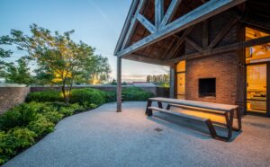 Tuin van en door tuinaannemer Stijn Phlypo chic gardens magazine voor outdoor living tuinprojecten tuininspiratie tuinarchitectuur tuinontwerp tuinaanleg tuindesign outdoor living outdoor design lifestyle tuinen architectuur tuinmeubelen tuinmeubilair tuinmeubels buitenmeubels zwembad buitendouche landelijke tuin luxe exclusief grote tuinen