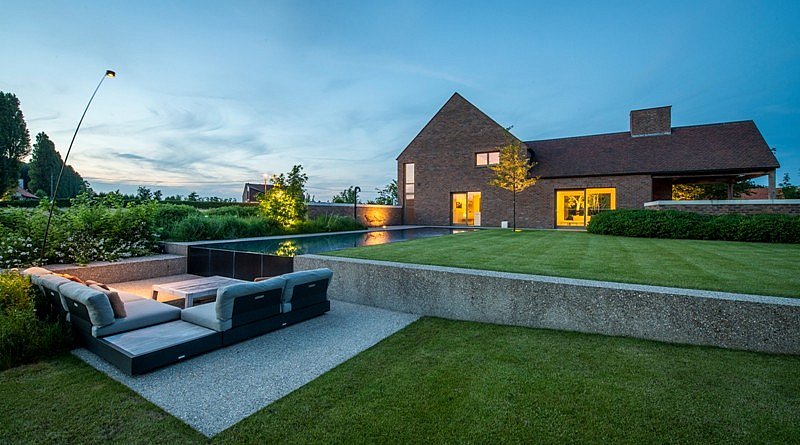 Tuin van en door tuinaannemer Stijn Phlypo chic gardens magazine voor outdoor living tuinprojecten tuininspiratie tuinarchitectuur tuinontwerp tuinaanleg tuindesign outdoor living outdoor design lifestyle tuinen architectuur tuinmeubelen tuinmeubilair tuinmeubels buitenmeubels zwembad buitendouche landelijke tuin luxe exclusief grote tuinen