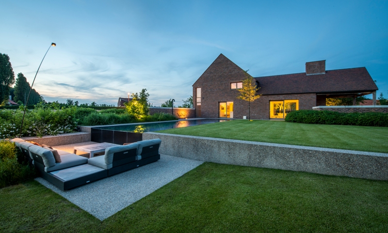 Tuin van en door tuinaannemer Stijn Phlypo chic gardens magazine voor outdoor living tuinprojecten tuininspiratie tuinarchitectuur tuinontwerp tuinaanleg tuindesign outdoor living outdoor design lifestyle tuinen architectuur tuinmeubelen tuinmeubilair tuinmeubels buitenmeubels zwembad buitendouche landelijke tuin luxe exclusief grote tuinen