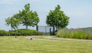 Tuin van en door tuinaannemer Stijn Phlypo chic gardens magazine voor outdoor living tuinprojecten tuininspiratie tuinarchitectuur tuinontwerp tuinaanleg tuindesign outdoor living outdoor design lifestyle tuinen architectuur tuinmeubelen tuinmeubilair tuinmeubels buitenmeubels zwembad buitendouche landelijke tuin luxe exclusief grote tuinen