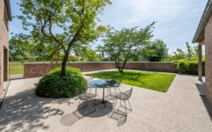 Tuin van en door tuinaannemer Stijn Phlypo chic gardens magazine voor outdoor living tuinprojecten tuininspiratie tuinarchitectuur tuinontwerp tuinaanleg tuindesign outdoor living outdoor design lifestyle tuinen architectuur tuinmeubelen tuinmeubilair tuinmeubels buitenmeubels zwembad buitendouche landelijke tuin luxe exclusief grote tuinen