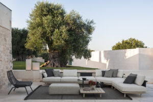 chic gardens Belgisch magazine voor outdoor living exclusieve tuinen knusse outdoorsofa's fauteuil zetels buiten tuin terras winter buitenleven outdoor design outdoor living inspiratie tips designers buitenmeubels tuinmeubelen tuinmeubilair stoelen wintertuin winterterras herfst