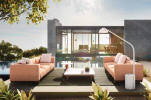 tuinverlichting exclusieve tuinen stijlvol luxe buitenverlicht lichten tuin terrasverlichting terras buitenleven staanlamp grote en kleine lampen verlichting planten sfeer gezelligheid lichtjes winter magazine chic gardens outdoor living outdoor design inspiratie tips nieuws trends ideeën
