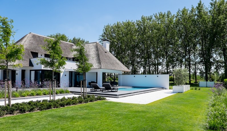 Tuin in Nederland door tuinaannemer Eric Bijl magazine chic gardens magazine voor outdoor living en design stijlvolle tuinen exclusieve tuinen luxe villatuin stadstuin landelijke tuin inspiratie ideeën tuininrichting tuinaannemer tuinaanleg tuinarchitectuur tuinmeubelen zwembad
