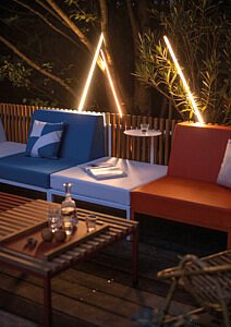 tuinverlichting exclusieve tuinen stijlvol luxe buitenverlicht lichten tuin terrasverlichting terras buitenleven staanlamp grote en kleine lampen verlichting planten sfeer gezelligheid lichtjes winter magazine chic gardens outdoor living outdoor design inspiratie tips nieuws trends ideeën