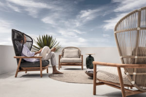 magazine chic gardens tuinen highback chairs stoel zitcomfort hangstoel zitmeubel outdoor tuinmeubels tuinmeubilair eenspersoonszetel knus comfort comfortabel schommelstoel outdoor living outdoor design tuinen tuindecoratie inspiratie ideeën