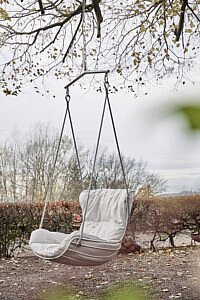 magazine chic gardens tuinen highback chairs stoel zitcomfort hangstoel zitmeubel outdoor tuinmeubels tuinmeubilair eenspersoonszetel knus comfort comfortabel schommelstoel outdoor living outdoor design tuinen tuindecoratie inspiratie ideeën
