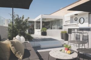 chic gardens magazine outdoor living outdoor design dakterras lifestyle tuinarchitectuur zicht op zee Belgische kust project Transformatie van een bestaand dak - project door Atelier Artisjok inspiratie luxe exclusieve tuinen terras buitenleven info tips stijlvol wonen tijdschrift lezen boekenshop tuinboeken