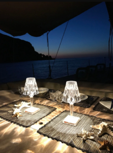 tuinverlichting exclusieve tuinen stijlvol luxe buitenverlicht lichten tuin terrasverlichting terras buitenleven staanlamp grote en kleine lampen verlichting planten sfeer gezelligheid lichtjes winter magazine chic gardens outdoor living outdoor design inspiratie tips nieuws trends ideeën