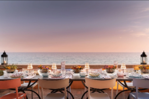 tuinverlichting exclusieve tuinen stijlvol luxe buitenverlicht lichten tuin terrasverlichting terras buitenleven staanlamp grote en kleine lampen verlichting planten sfeer gezelligheid lichtjes winter magazine chic gardens outdoor living outdoor design inspiratie tips nieuws trends ideeën