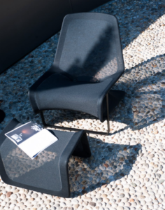 magazine chic gardens tuinen highback chairs stoel zitcomfort hangstoel zitmeubel outdoor tuinmeubels tuinmeubilair eenspersoonszetel knus comfort comfortabel schommelstoel outdoor living outdoor design tuinen tuindecoratie inspiratie ideeën