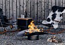 chic gardens magazine outdoor living outdoor design trends exclusieve tuinen villatuinen tuinaanleg tuinarchitectuur tuininspiratie stijlvolle tuin buitenleven wonen terras winter barbecue winterterras gezellig verlichting haardvuur vuurkorf vuurschaal dekentjes plaids design merken spullen weber barbecue hout opbergen brandhout tips info