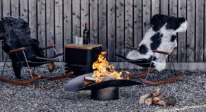 chic gardens magazine outdoor living outdoor design trends exclusieve tuinen villatuinen tuinaanleg tuinarchitectuur tuininspiratie stijlvolle tuin buitenleven wonen terras winter barbecue winterterras gezellig verlichting haardvuur vuurkorf vuurschaal dekentjes plaids design merken spullen weber barbecue hout opbergen brandhout tips info