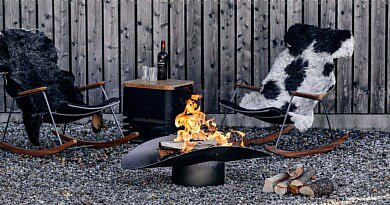 chic gardens magazine outdoor living outdoor design trends exclusieve tuinen villatuinen tuinaanleg tuinarchitectuur tuininspiratie stijlvolle tuin buitenleven wonen terras winter barbecue winterterras gezellig verlichting haardvuur vuurkorf vuurschaal dekentjes plaids design merken spullen weber barbecue hout opbergen brandhout tips info