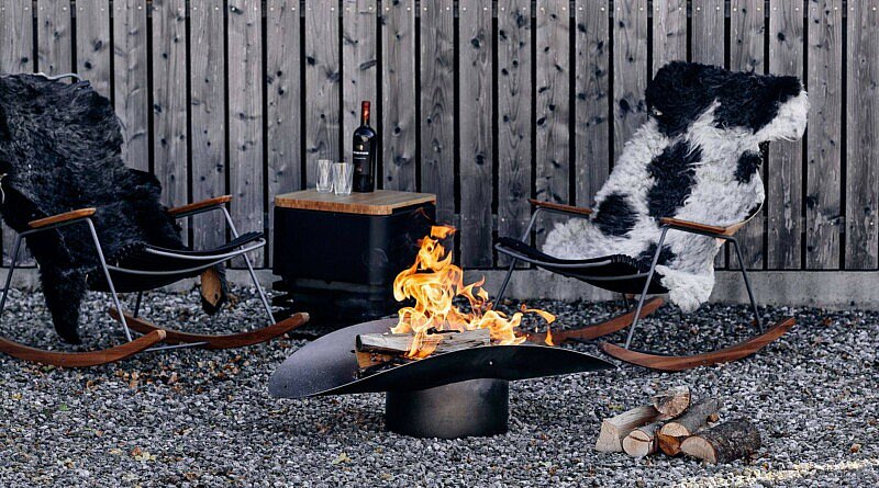 chic gardens magazine outdoor living outdoor design trends exclusieve tuinen villatuinen tuinaanleg tuinarchitectuur tuininspiratie stijlvolle tuin buitenleven wonen terras winter barbecue winterterras gezellig verlichting haardvuur vuurkorf vuurschaal dekentjes plaids design merken spullen weber barbecue hout opbergen brandhout tips info