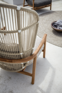magazine chic gardens tuinen highback chairs stoel zitcomfort hangstoel zitmeubel outdoor tuinmeubels tuinmeubilair eenspersoonszetel knus comfort comfortabel schommelstoel outdoor living outdoor design tuinen tuindecoratie inspiratie ideeën
