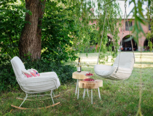 magazine chic gardens tuinen highback chairs stoel zitcomfort hangstoel zitmeubel outdoor tuinmeubels tuinmeubilair eenspersoonszetel knus comfort comfortabel schommelstoel outdoor living outdoor design tuinen tuindecoratie inspiratie ideeën