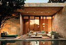 tuinverlichting exclusieve tuinen stijlvol luxe buitenverlicht lichten tuin terrasverlichting terras buitenleven staanlamp grote en kleine lampen verlichting planten sfeer gezelligheid lichtjes winter magazine chic gardens outdoor living outdoor design inspiratie tips nieuws trends ideeën