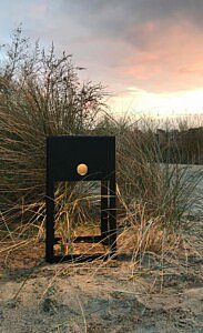 tuinverlichting exclusieve tuinen stijlvol luxe buitenverlicht lichten tuin terrasverlichting terras buitenleven staanlamp grote en kleine lampen verlichting planten sfeer gezelligheid lichtjes winter magazine chic gardens outdoor living outdoor design inspiratie tips nieuws trends ideeën
