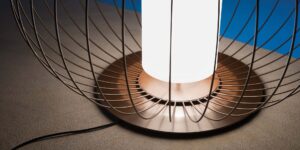 tuinverlichting exclusieve tuinen stijlvol luxe buitenverlicht lichten tuin terrasverlichting terras buitenleven staanlamp grote en kleine lampen verlichting planten sfeer gezelligheid lichtjes winter magazine chic gardens outdoor living outdoor design inspiratie tips nieuws trends ideeën