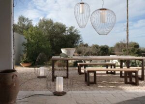 tuinverlichting exclusieve tuinen stijlvol luxe buitenverlicht lichten tuin terrasverlichting terras buitenleven staanlamp grote en kleine lampen verlichting planten sfeer gezelligheid lichtjes winter magazine chic gardens outdoor living outdoor design inspiratie tips nieuws trends ideeën