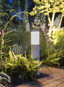 tuinverlichting exclusieve tuinen stijlvol luxe buitenverlicht lichten tuin terrasverlichting terras buitenleven staanlamp grote en kleine lampen verlichting planten sfeer gezelligheid lichtjes winter magazine chic gardens outdoor living outdoor design inspiratie tips nieuws trends ideeën