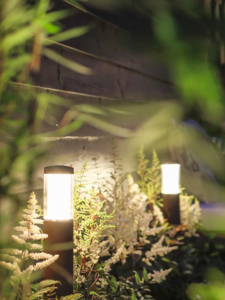 tuinverlichting exclusieve tuinen stijlvol luxe buitenverlicht lichten tuin terrasverlichting terras buitenleven staanlamp grote en kleine lampen verlichting planten sfeer gezelligheid lichtjes winter magazine chic gardens outdoor living outdoor design inspiratie tips nieuws trends ideeën
