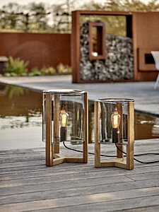 tuinverlichting exclusieve tuinen stijlvol luxe buitenverlicht lichten tuin terrasverlichting terras buitenleven staanlamp grote en kleine lampen verlichting planten sfeer gezelligheid lichtjes winter magazine chic gardens outdoor living outdoor design inspiratie tips nieuws trends ideeën