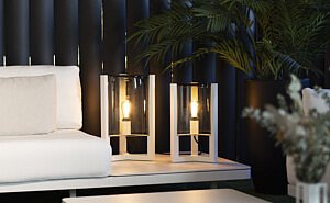 tuinverlichting exclusieve tuinen stijlvol luxe buitenverlicht lichten tuin terrasverlichting terras buitenleven staanlamp grote en kleine lampen verlichting planten sfeer gezelligheid lichtjes winter magazine chic gardens outdoor living outdoor design inspiratie tips nieuws trends ideeën