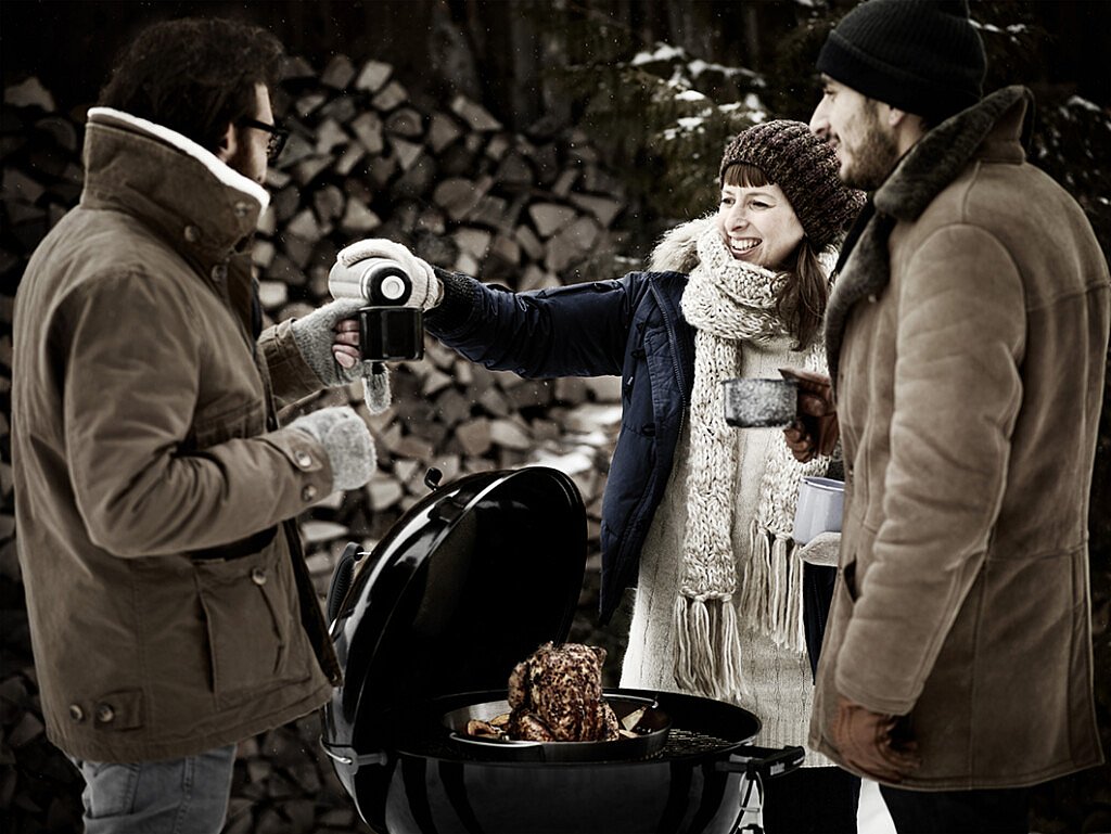 chic gardens magazine outdoor living outdoor design trends exclusieve tuinen villatuinen tuinaanleg tuinarchitectuur tuininspiratie stijlvolle tuin buitenleven wonen terras winter barbecue winterterras gezellig verlichting haardvuur vuurkorf vuurschaal dekentjes plaids design merken spullen weber barbecue hout opbergen brandhout tips info