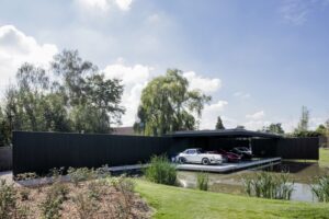 Nu in Chic Gardens najaar 2020: een adembenemend 'podium' voor de exquise wagens in de tuin van een fervent autoliefhebber. Een project door tuinarchitect Filip Van Damme.
