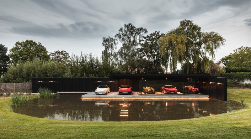 Nu in Chic Gardens najaar 2020: een adembenemend 'podium' voor de exquise wagens in de tuin van een fervent autoliefhebber. Een project door tuinarchitect Filip Van Damme.
