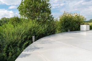 Chic Gardens is hét Belgische magazine voor outdoor living & design. Bestrating (of verharding) is onmisbaar in uw tuin. Ontdek hier een aantal stijlvolle ideeën voor uw terras, oprit, wandelpaden...