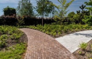 Chic Gardens is hét Belgische magazine voor outdoor living & design. Bestrating (of verharding) is onmisbaar in uw tuin. Ontdek hier een aantal stijlvolle ideeën voor uw terras, oprit, wandelpaden...