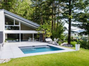 Chic Gardens is hét Belgische magazine voor outdoor living & design. Bestrating (of verharding) is onmisbaar in uw tuin. Ontdek hier een aantal stijlvolle ideeën voor uw terras, oprit, wandelpaden...
