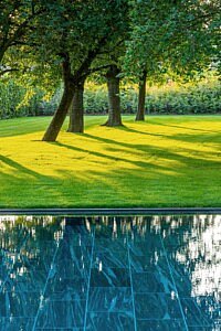 Chic Garden is hét Belgische magazine voor outdoor living & outdoor design. Boordevol inspiratie voor het buitenleven en ideeën voor jouw stijlvolle droomtuin. Laat je inspireren door de moderne demotuin van firma 't Groene Plan (specialist in tuinaanleg en hybride zwembaden) bij de oude abdijhoeve in Tongerlo.