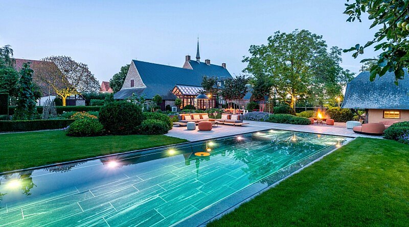 Chic Garden is hét Belgische magazine voor outdoor living & outdoor design. Boordevol inspiratie voor het buitenleven en ideeën voor jouw stijlvolle droomtuin. Laat je inspireren door de moderne demotuin van firma 't Groene Plan (specialist in tuinaanleg en hybride zwembaden) bij de oude abdijhoeve in Tongerlo.