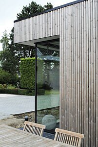 Nu in Chic Gardens: 'duurzaam' verduurzaamd hout. Thermisch gemodificeerd of hittebehandeld hout wordt steeds meer gebruikt in plaats van het gangbaar tropisch hardhout. Er zijn veel mogelijkheden voor je tuin: afsluitingen, poorten, gevelbekleding, zonwering,...