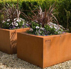 Chic Gardens, magazine voor outdoor living en outdoor design. Ontdek 7 bijzondere plantenpotten en plantenbakken voor jouw tuin en terras.