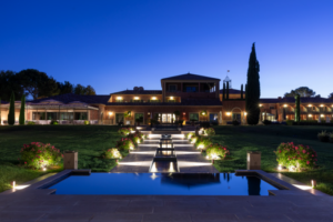Chic Gardens magazine: Ontdek dit project met prachtige buitenverlichting van In-lite.