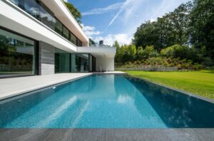 Chic Gardens, magazine voor outdoor living en design: Een zwembad van het Hasseltse bedrijf De Cock betekent voor een woning een absolute meerwaarde.