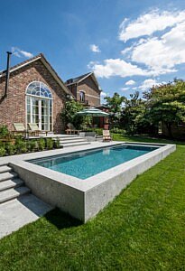 Chic Gardens, magazine voor outdoor living en design: Een zwembad van het Hasseltse bedrijf De Cock betekent voor een woning een absolute meerwaarde.