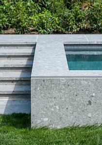 Chic Gardens, magazine voor outdoor living en design: Een zwembad van het Hasseltse bedrijf De Cock betekent voor een woning een absolute meerwaarde.