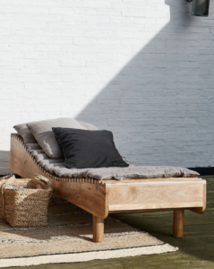 Chic Gardens, magazine voor outdoor living en design: natuurlijke kleuren zijn hip op het terras. Kies voor materialen in teak, rotan, bamboe... Wij geven tips!