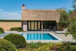 Chic Gardens, magazine voor outdoor living en design: Een zwembad van het Hasseltse bedrijf De Cock betekent voor een woning een absolute meerwaarde.